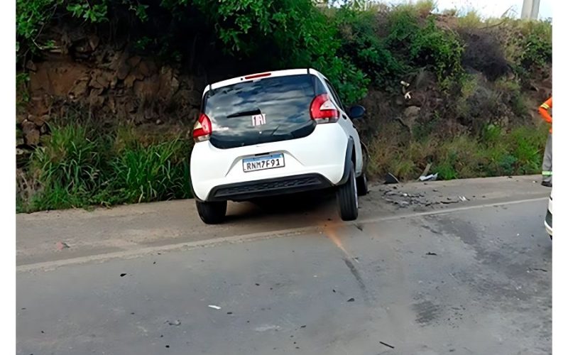 Colisão frontal mata motorista e deixa dois feridos na BR-330, em Jequié