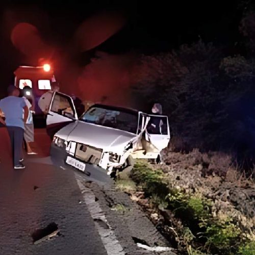 Colisão grave entre caminhão e carro deixa três feridos na BR-030, em Palmas de Monte Alto