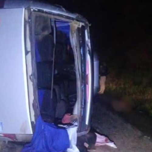 Colisão na BR-116 envolve ônibus da Prefeitura de Ipiaú, mata dois e deixa mais de 20 feridos