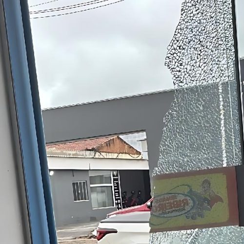 Com máscara e capuz, criminoso arromba supermercado e leva dinheiro em Macaúbas