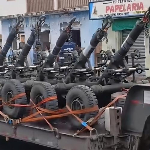 Comboio do Exército Brasileiro causa curiosidade em Vitória da Conquista com passagem de Canhões