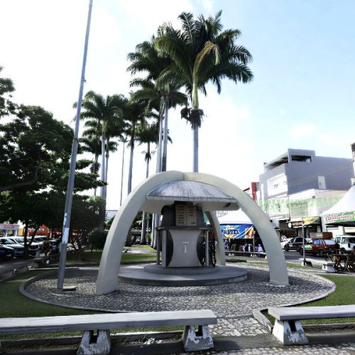 Casal é flagrado em ato íntimo em praça e gera revolta em Itapetinga