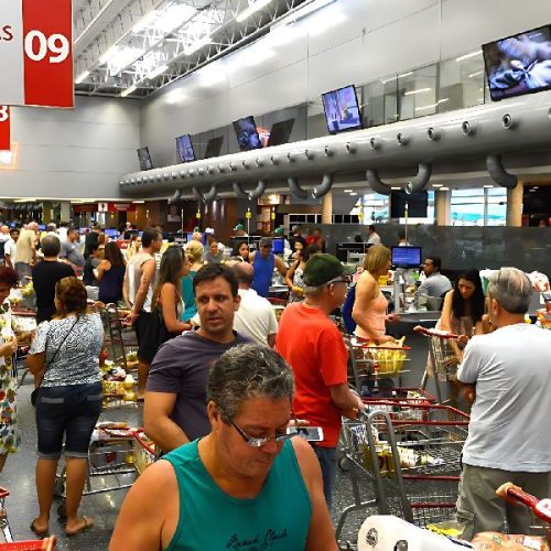 Confiança do consumidor atinge maior nível em um ano, aponta FGV