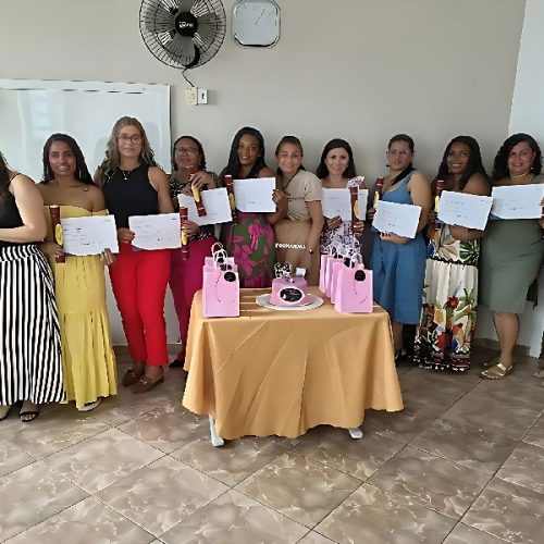 Curso gratuito forma manicures em Brumado e transforma rotina de mulheres do São Félix