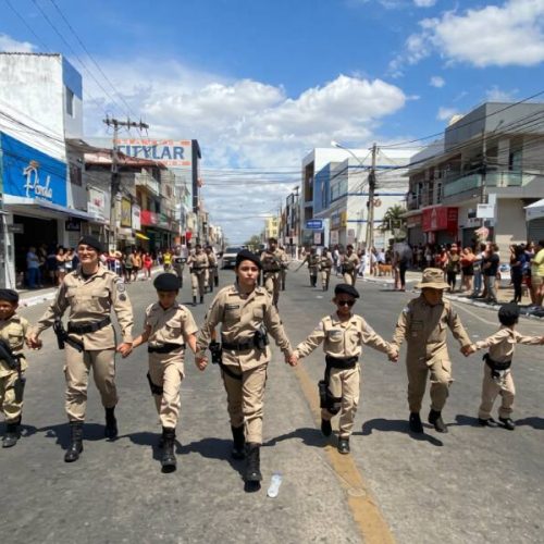 Desfile da PM em Brumado destaca ações de segurança e aproximação com moradores