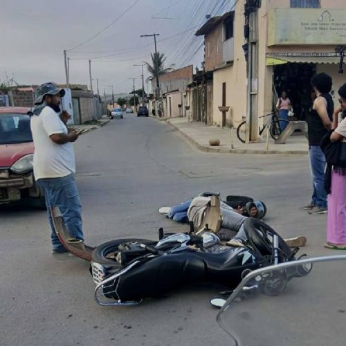 Duas pessoas ficam feridas após batida entre moto e carro em Vitória da Conquista