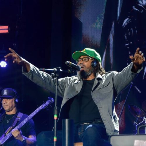 Edson Gomes critica Bolsa Família e defende liberdade de voto durante show na Bahia