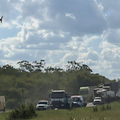 Engavetamento na BR-324 envolve nove veículos e deixa uma pessoa morta