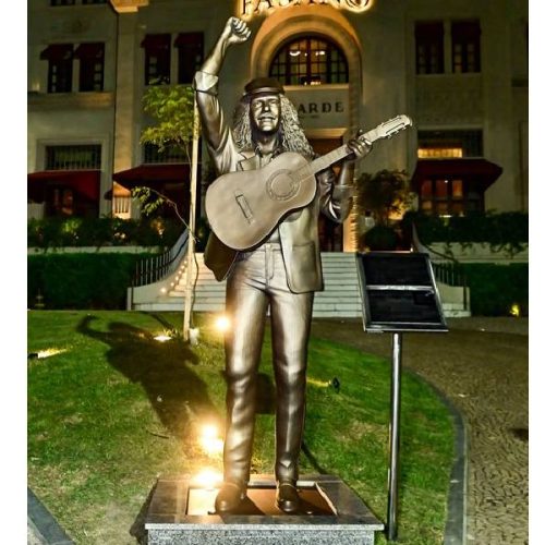 Estátua em homenagem a Moraes Moreira é inaugurada na Praça Castro Alves, em Salvador