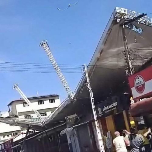 Estrutura do São João desaba sobre quiosques e quase atinge poste em Tanhaçu