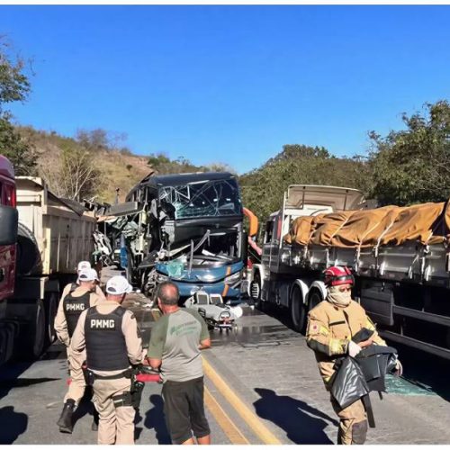 Ônibus que saiu rumo a Bom Jesus da Lapa bate em caminhão e deixa mortos e feridos em Minas Gerais