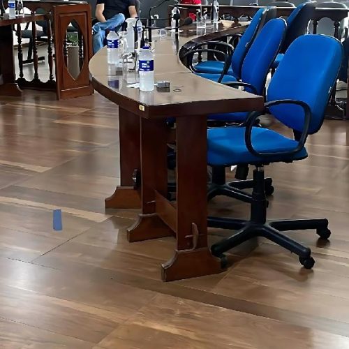 Falta de quórum trava votação de veto ao orçamento e prolonga impasse político em Macaúbas