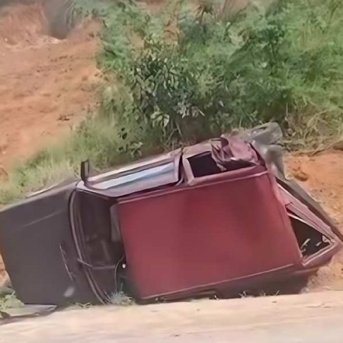 Fiat Uno é destruído em batida e moradores voltam a cobrar quebra-molas em Jequié