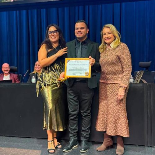 Fisioterapeuta de Ibipitanga é homenageado na Alesp por atuação na saúde estética