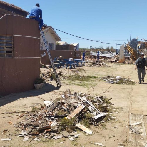 Governo Ratinho Junior usa detentos na reconstrução de escolas após tornado no Paraná