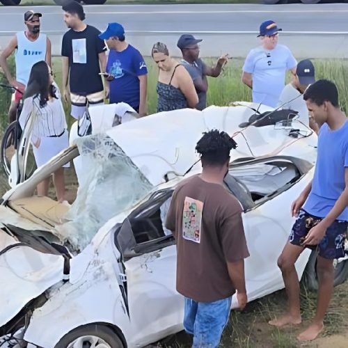 Grave acidente destrói carro e mobiliza resgate no anel rodoviário de Vitória da Conquista