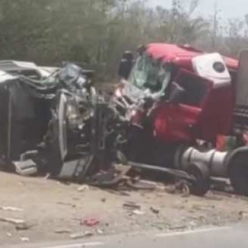 Grave acidente entre micro-ônibus e carreta deixa cenário de destruição na BR-116, em Jaguaquara