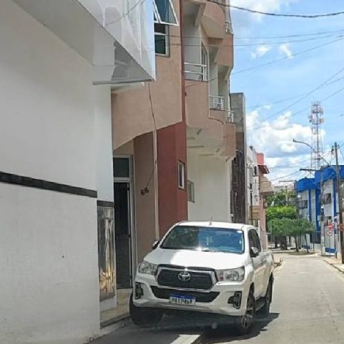 Hilux na calçada e na contramão rende autuação e revolta em rua de Guanambi