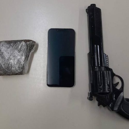 Homem com mandado em aberto é preso em Carinhanha com drogas e simulacro de arma