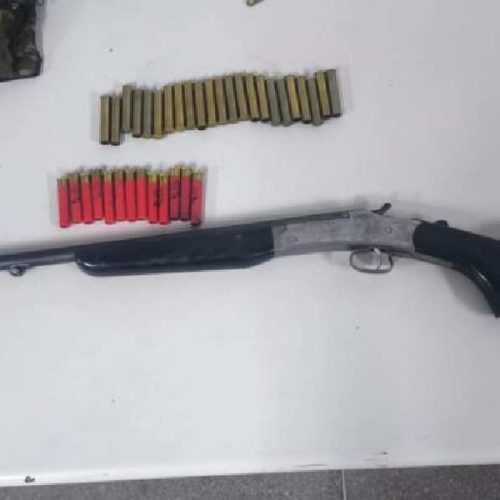Homem é preso após disparos dentro de casa e polícia apreende arma e munições em Candiba