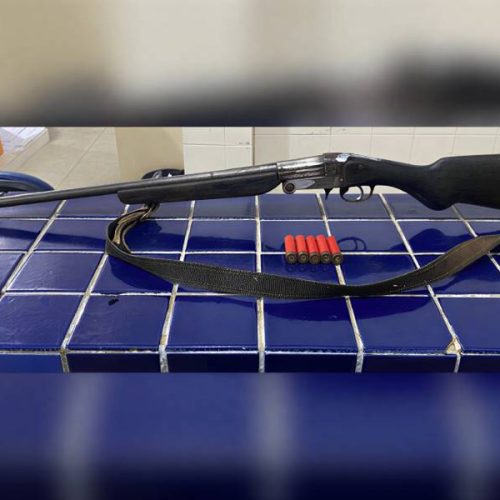 Homem é preso com espingarda após denúncia de ameaça na zona rural de Ituaçu