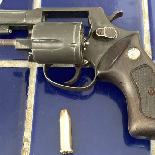 Homem é preso com revólver calibre 38 durante abordagem na feira de Brumado