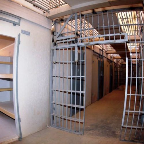 Homem fica preso ilegalmente por quase 500 dias após falha em alvará na Bahia