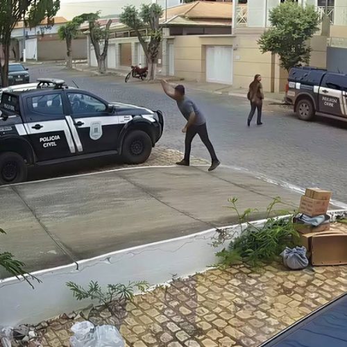 Homem surta, apedreja viatura e pede para ser preso após misturar álcool com remédio em Brumado