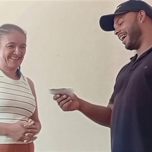Honestidade viraliza em Brumado: morador encontra R$ 1 mil e busca dona do dinheiro