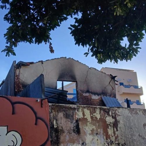 Incêndio atinge área nos fundos da Prefeitura de Macaúbas e mobiliza atenção na madrugada
