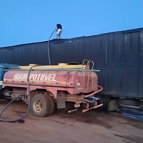 Incêndio atinge carreta carregada com carvão na BR-122, em Urandi