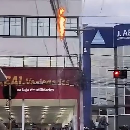 Incêndio atinge fiação de internet e causa transtornos no centro de Brumado