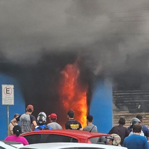 Incêndio destrói comércio e assusta moradores em Livramento de Nossa Senhora