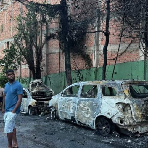 Incêndio destrói seis veículos após queda de fiação em Salvador