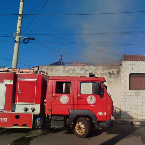 Incêndio em casa mobiliza bombeiros e polícia no bairro São Félix em Brumado