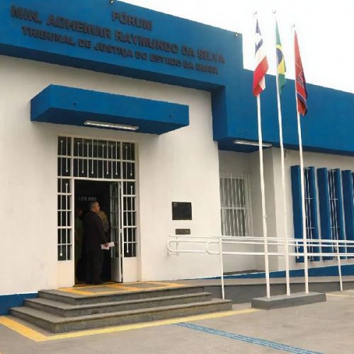 Jovem acusado de atirar no pai é absolvido por júri, em Carinhanha