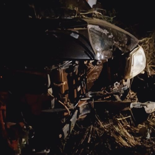 Jovem de 21 anos perde controle de Hilux e bate em árvore na BA-148, no município de Rio de Contas