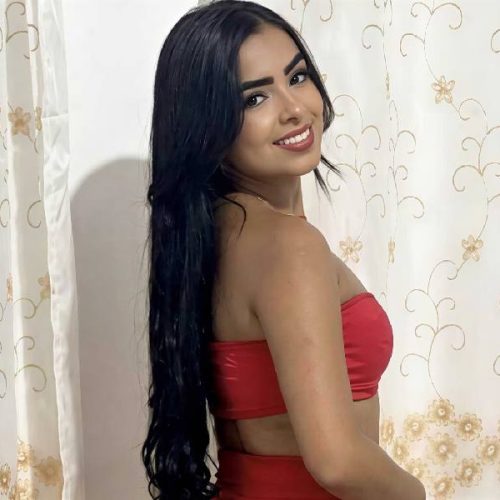 Jovem é baleada na cabeça pelo namorado dentro de casa em Cansanção; suspeito foge e polícia faz buscas