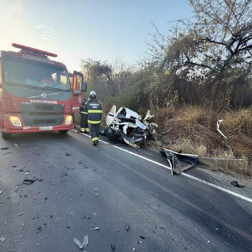 Jovem morre após batida entre ônibus e picape na BA-026 em Contendas do Sincorá