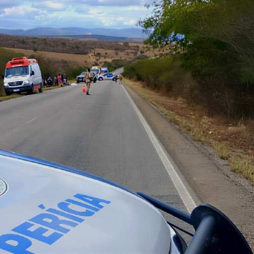 Jovem morre em acidente com carreta na BR-030 e causa congestionamento em Brumado