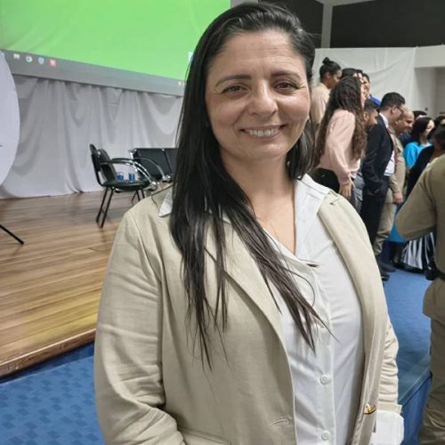 Juíza ministra palestra sobre diretrizes de combate ao feminicídio para policiais do 24º BPM em Brumado