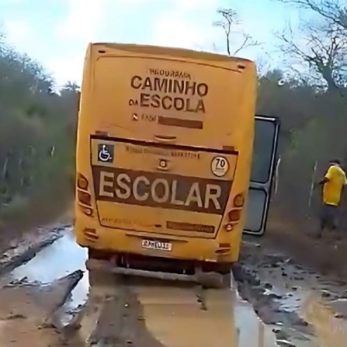 Lama bloqueia estradas vicinais e impede acesso de alunos e moradores em Lagoa Real