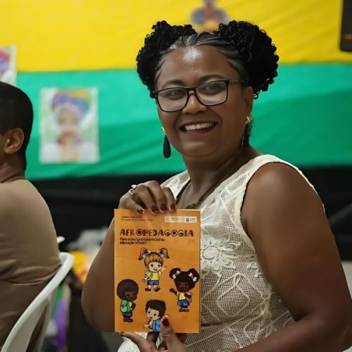 Livro sobre afropedagogia é lançado em Brumado e chegará às escolas municipais em 2026