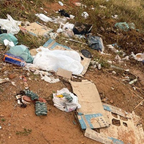 Família recusa sepultamento após encontrar área sem estrutura em cemitério de Ipiaú