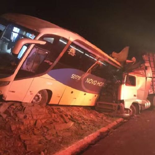 Mãe e filho de 5 anos morrem em acidente com ônibus da Novo Horizonte e carreta