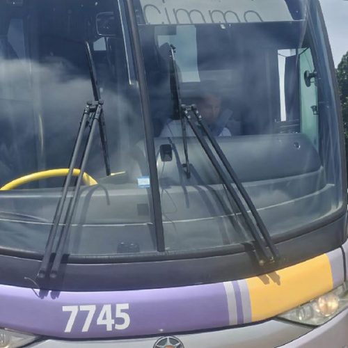 Mãe em surto dentro de ônibus mobiliza polícia e Conselho Tutelar em Vitória da Conquista