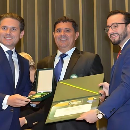 Malhada de Pedras conquista selo Ouro na alfabetização e prefeito é premiado em Brasília