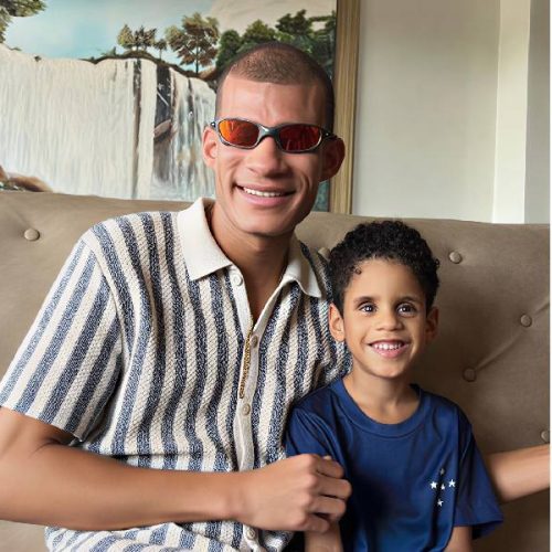 Malhadense de 5 anos com deficiência visual canta ao lado de Eduardinho dos Teclados em Luís Eduardo Magalhães