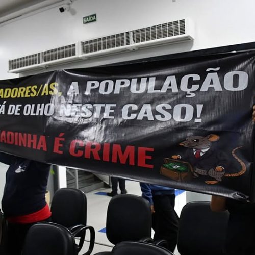 Manifestantes invadem Câmara de Conquista e cobram investigação sobre rachadinha