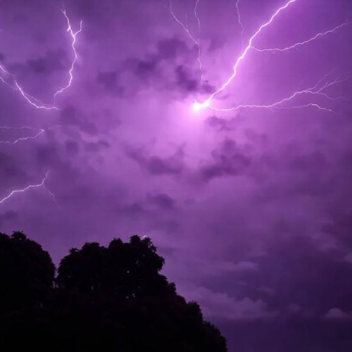 Morador registra espetáculo impressionante de raios durante tempestade em Brumado